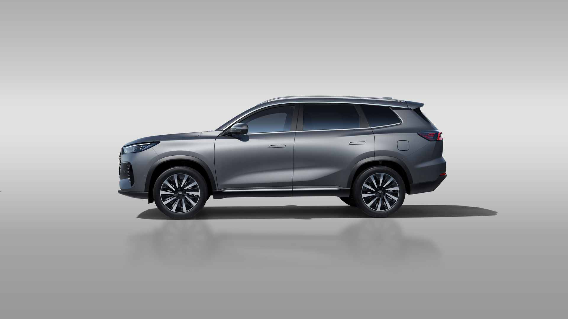 CHERY TIGGO 8 PHEV – czarny SUV hybrydowy plug-in z trzema rzędami siedzeń